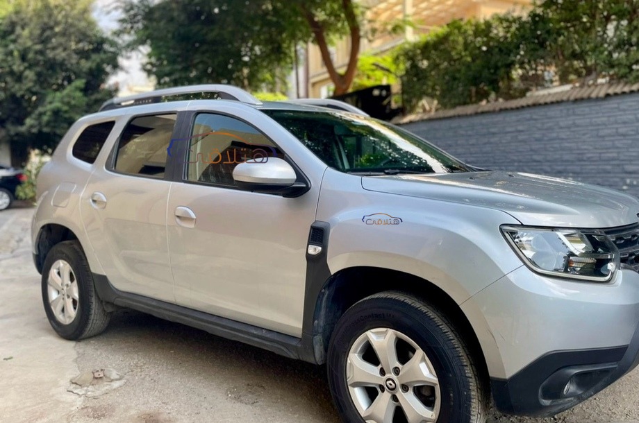 Duster Renault فضي