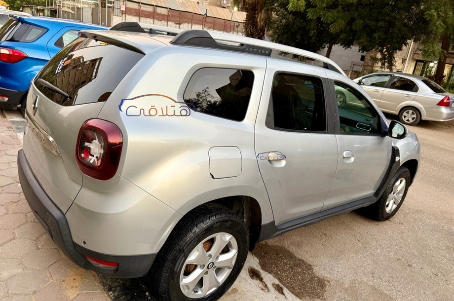 Duster Renault فضي