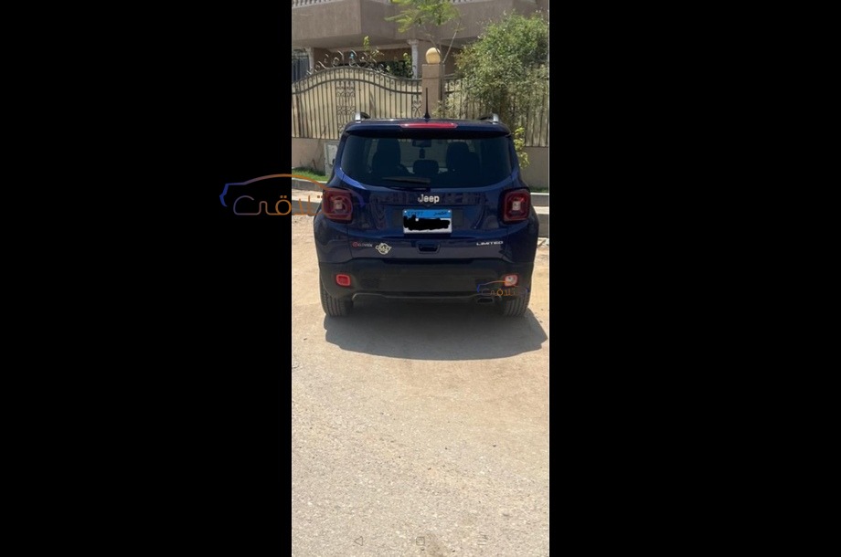 Renegade Jeep الأزرق الداكن
