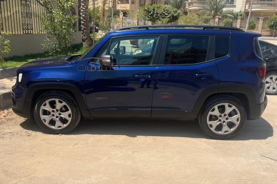 Renegade Jeep الأزرق الداكن