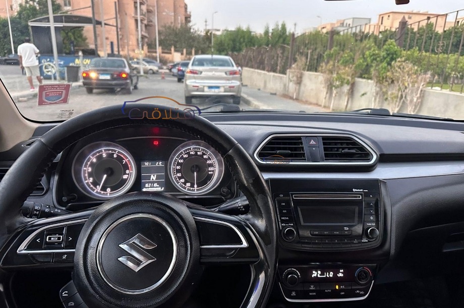Dzire Suzuki أسود