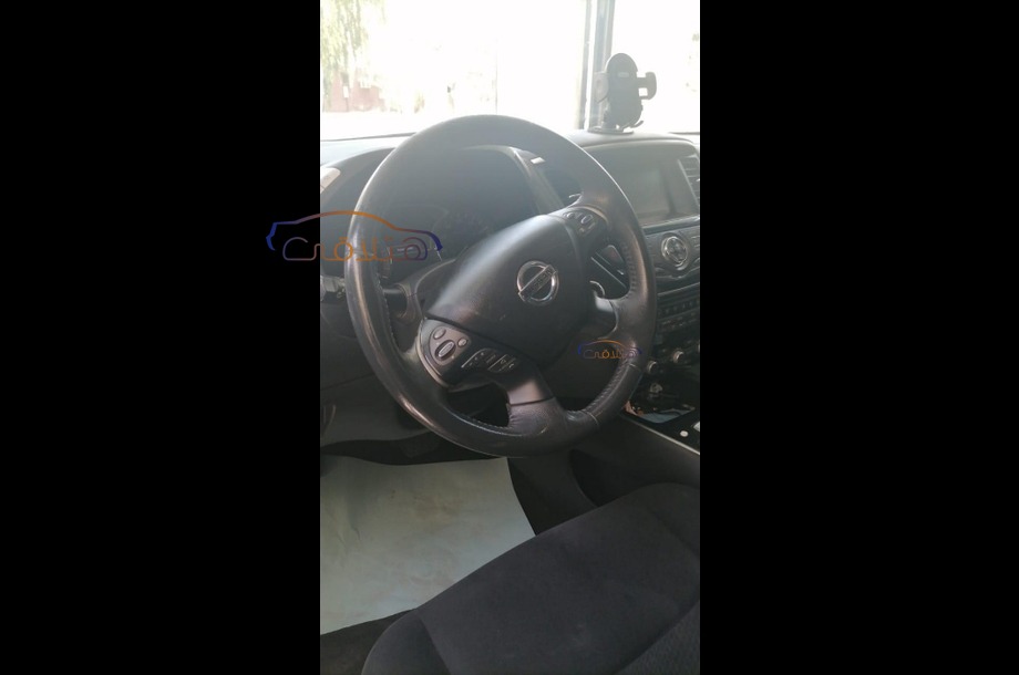 Pathfinder Nissan فضي