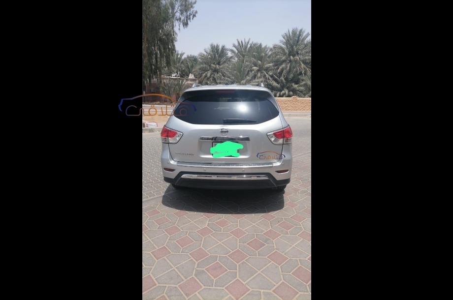 Pathfinder Nissan فضي