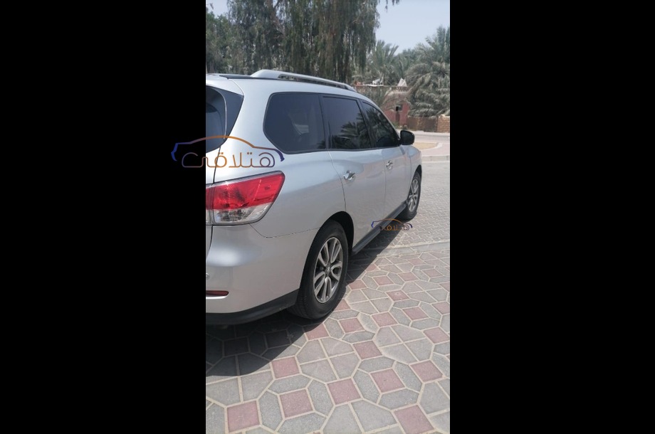 Pathfinder Nissan فضي