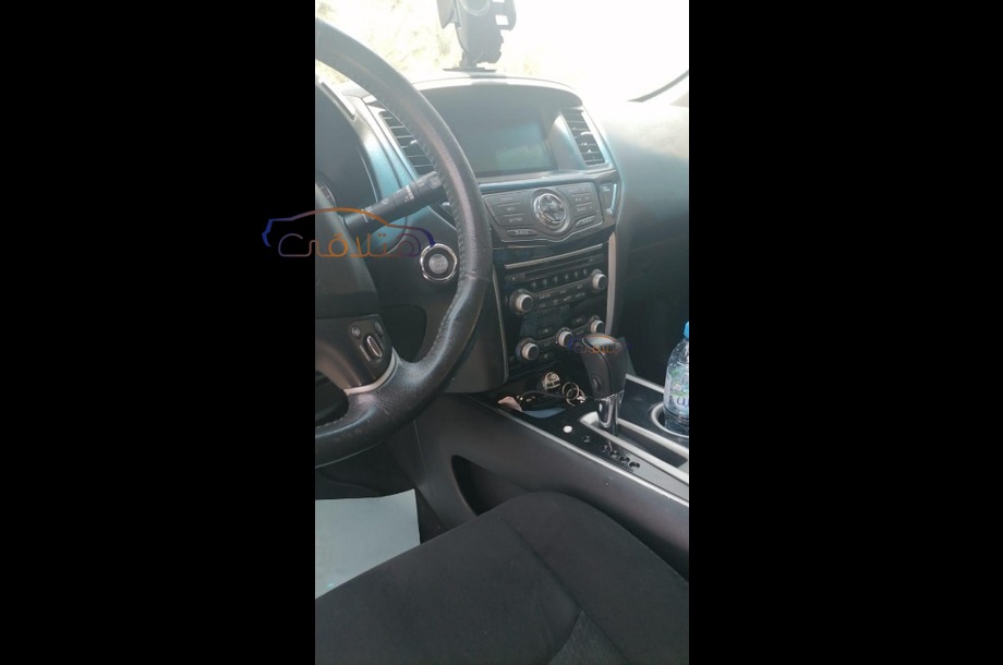Pathfinder Nissan فضي