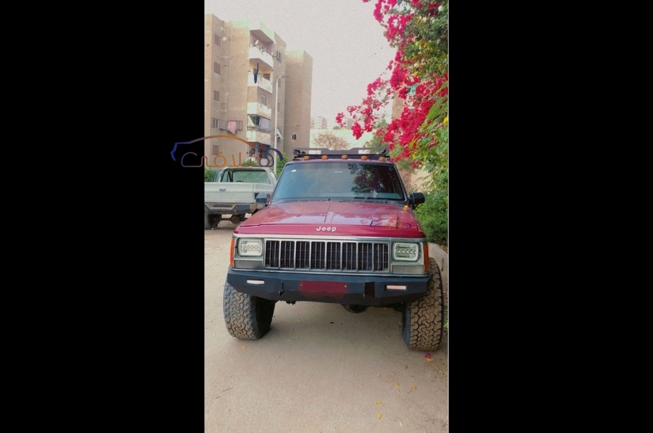Cherokee Jeep احمر غامق