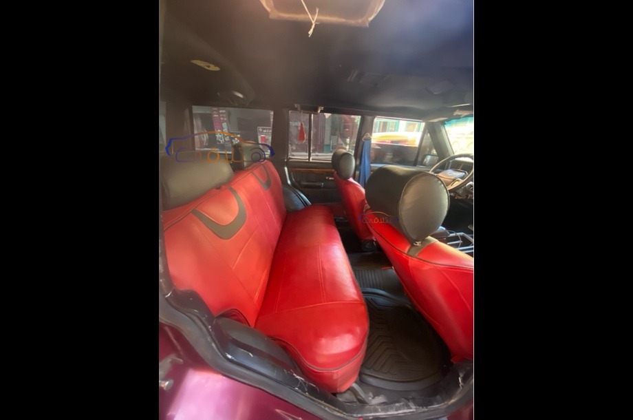 Cherokee Jeep احمر غامق