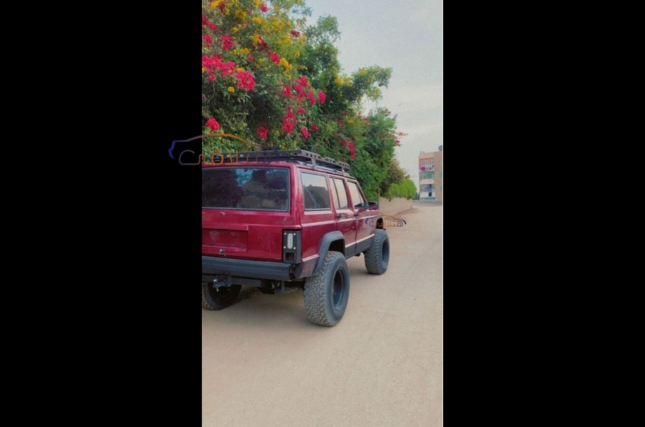 Cherokee Jeep احمر غامق