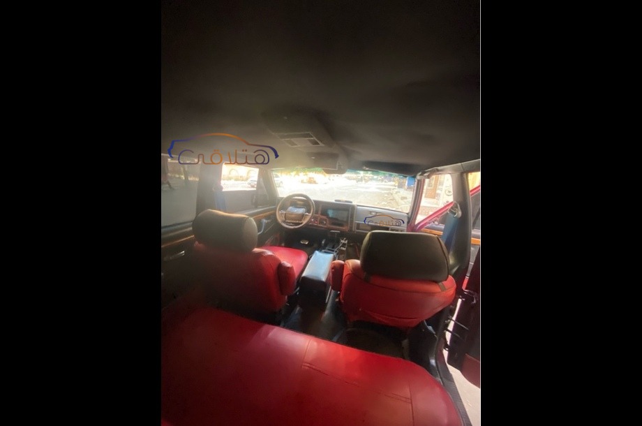 Cherokee Jeep احمر غامق
