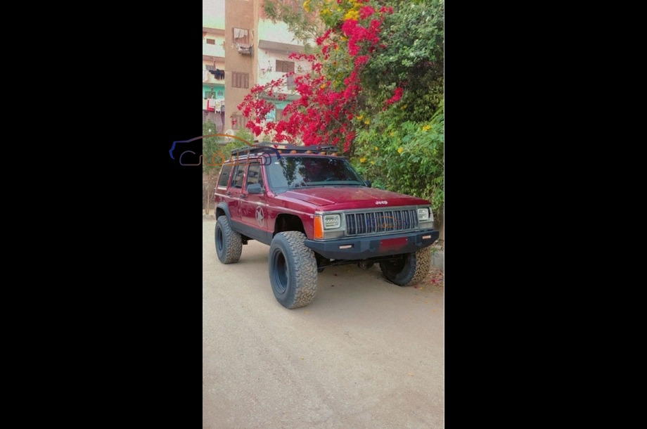 Cherokee Jeep احمر غامق