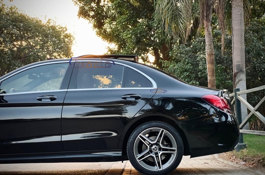 C 180 Mercedes أسود