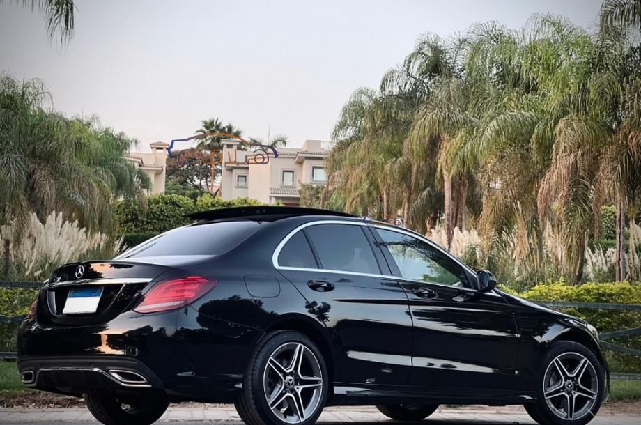 C 180 Mercedes أسود
