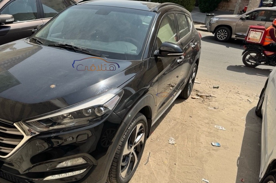 Tucson Hyundai أسود