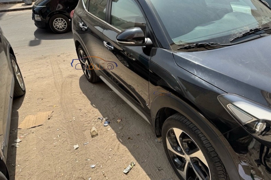 Tucson Hyundai أسود