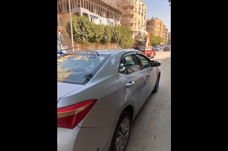 Corolla Toyota فضي