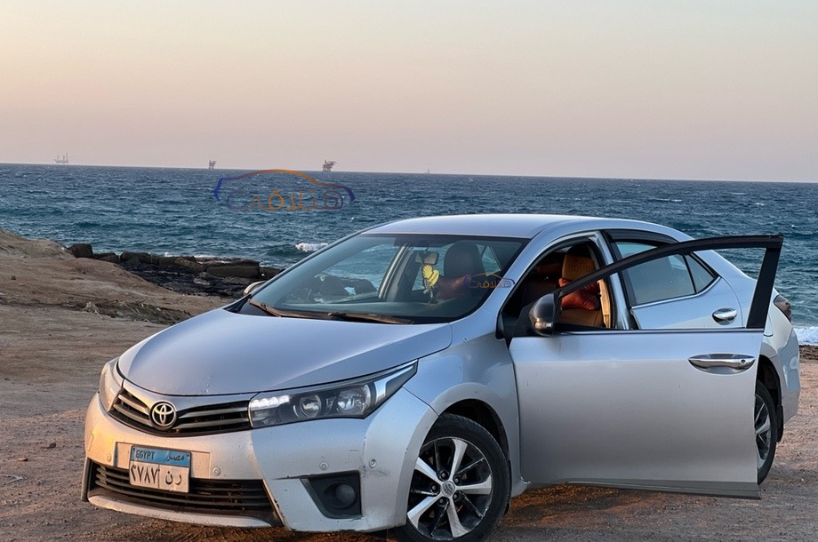 Corolla Toyota فضي