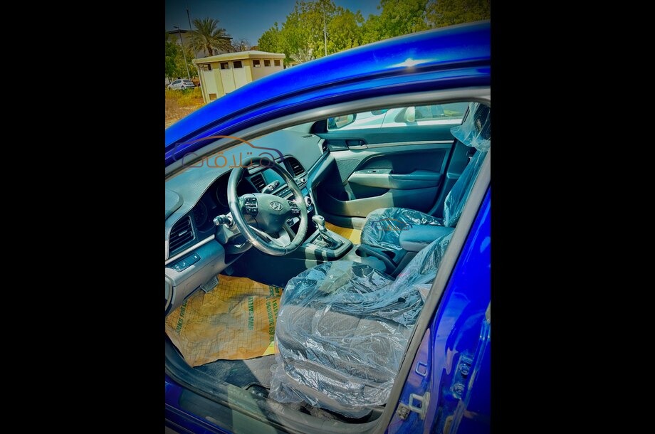 Elantra Hyundai أزرق