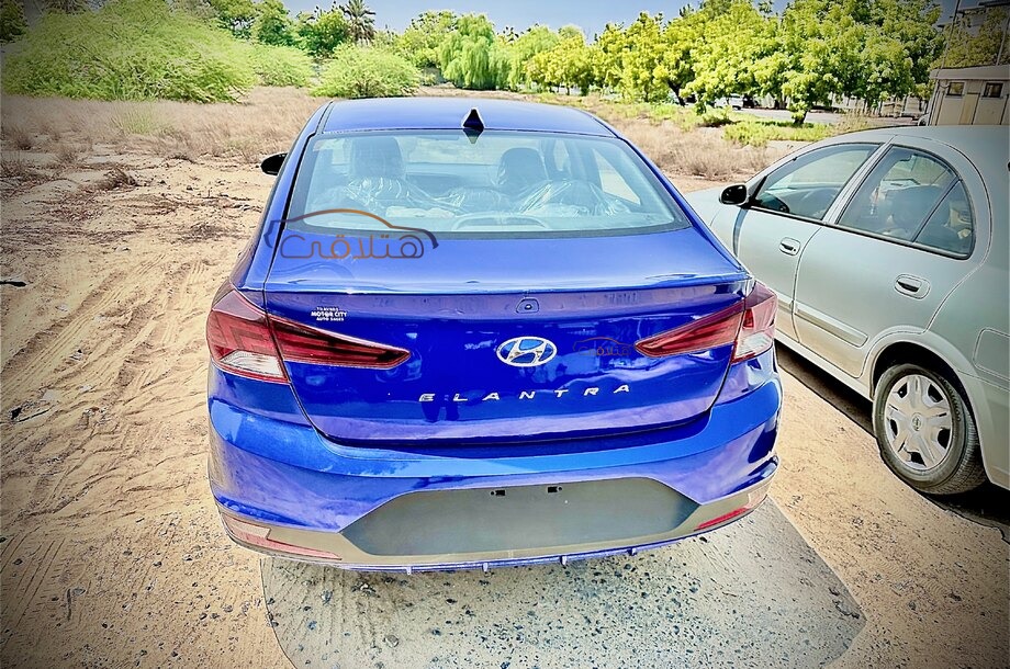 Elantra Hyundai أزرق