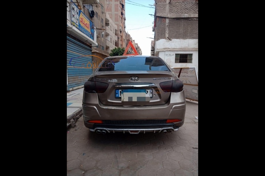 Elantra HD Hyundai ذهبي