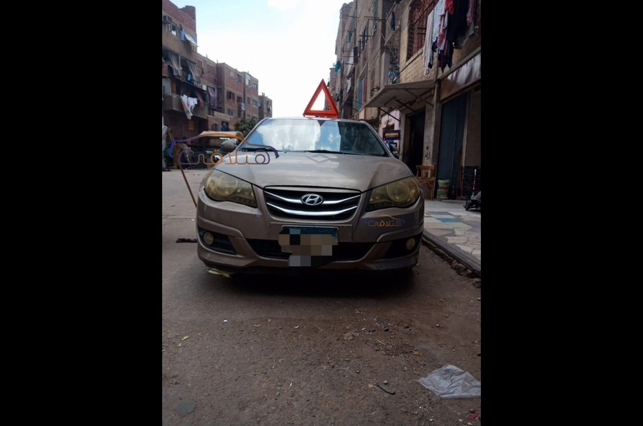 Elantra HD Hyundai ذهبي