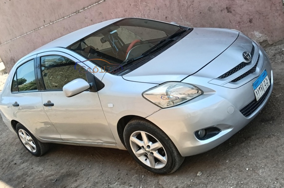 Yaris Toyota فضي