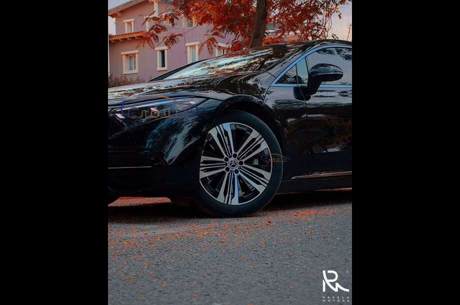 EQS 450+ Mercedes أسود