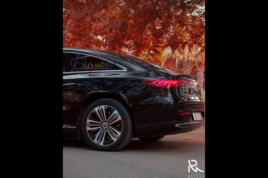 EQS 450+ Mercedes أسود