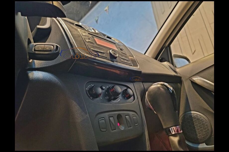 Logan Renault أبيض