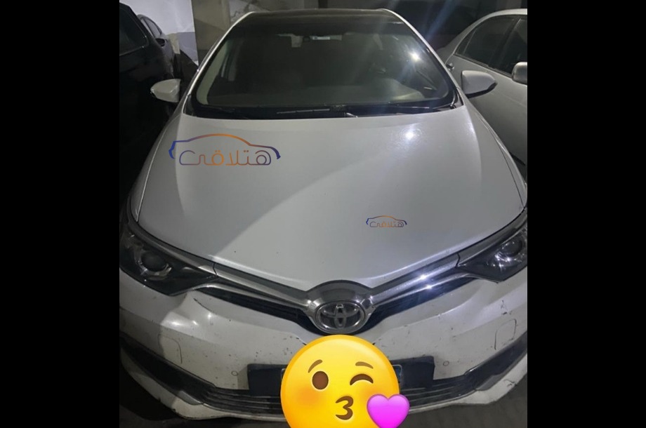 Auris Toyota White
