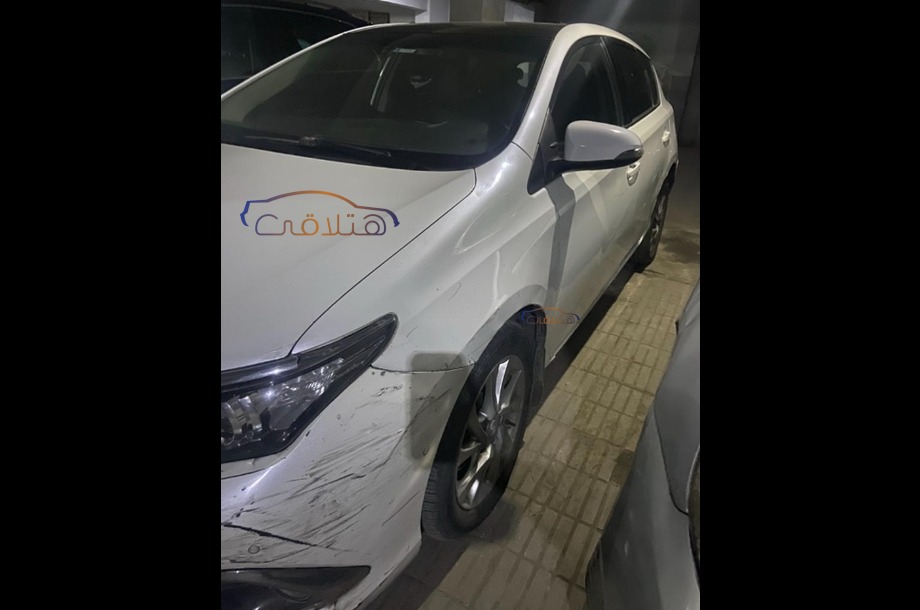 Auris Toyota White