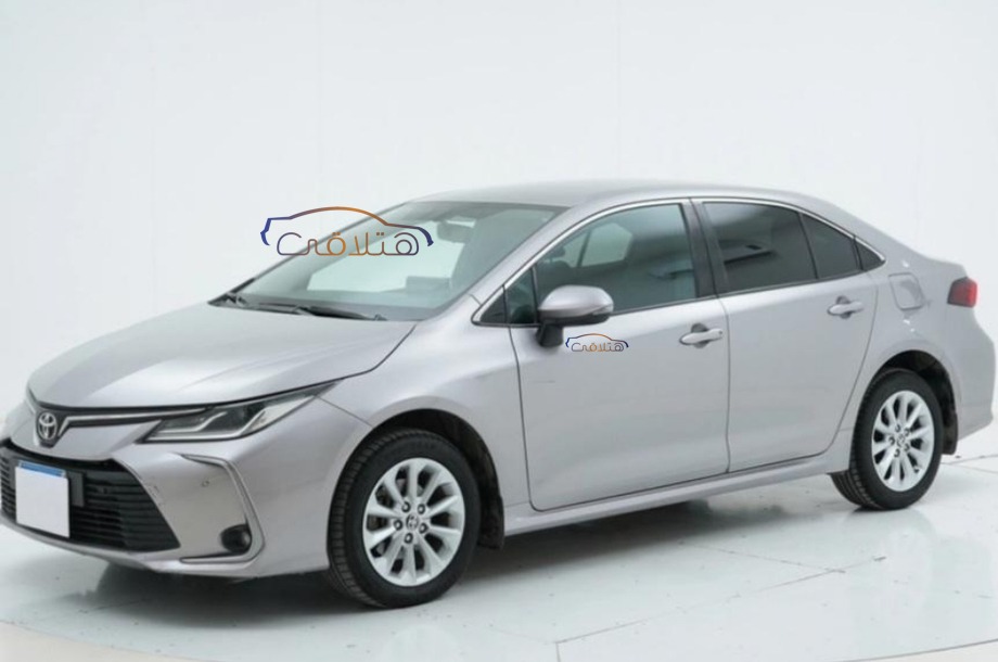 Corolla Toyota فضي