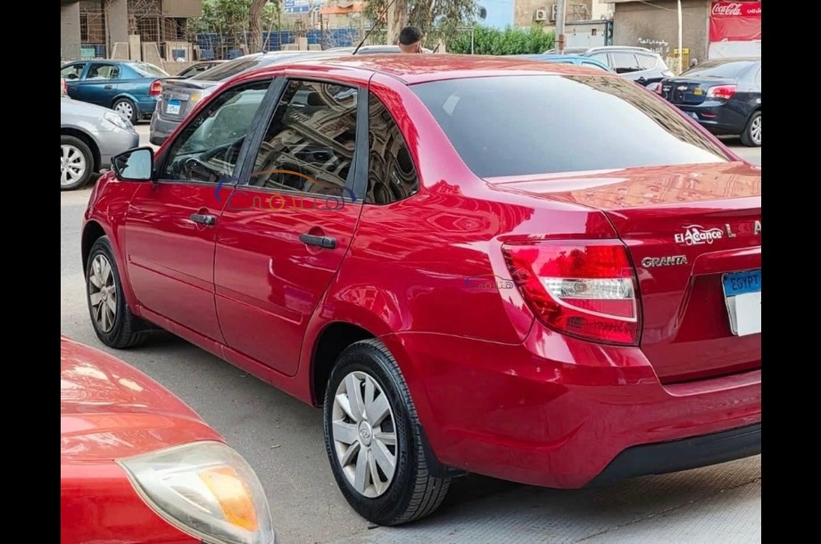 Granta Lada احمر