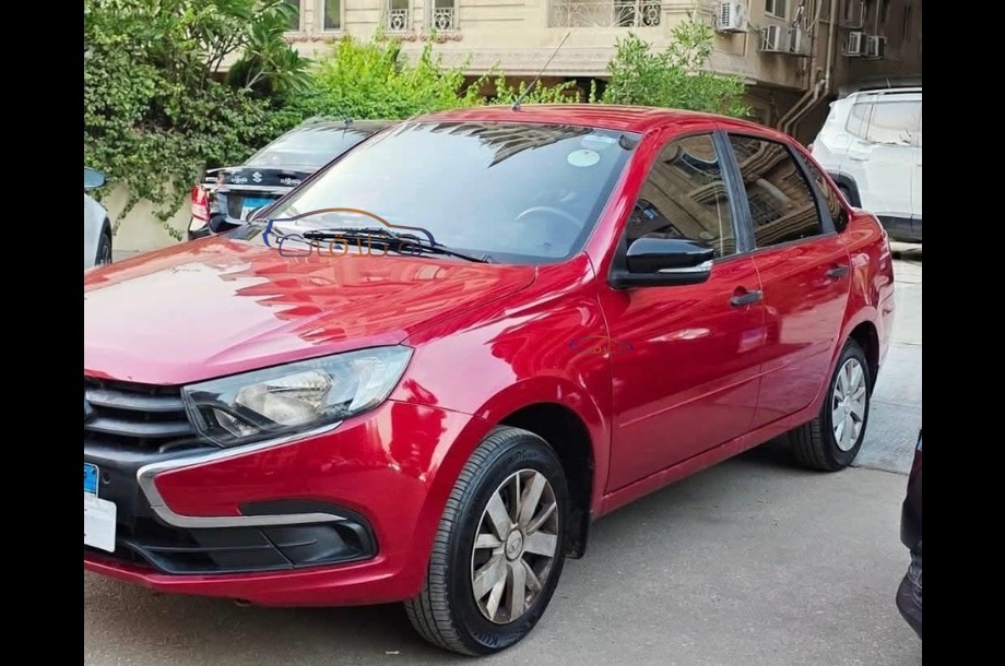 Granta Lada احمر