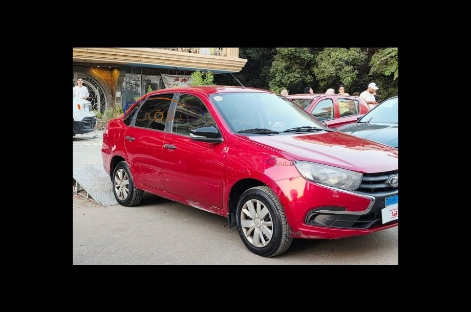 Granta Lada احمر