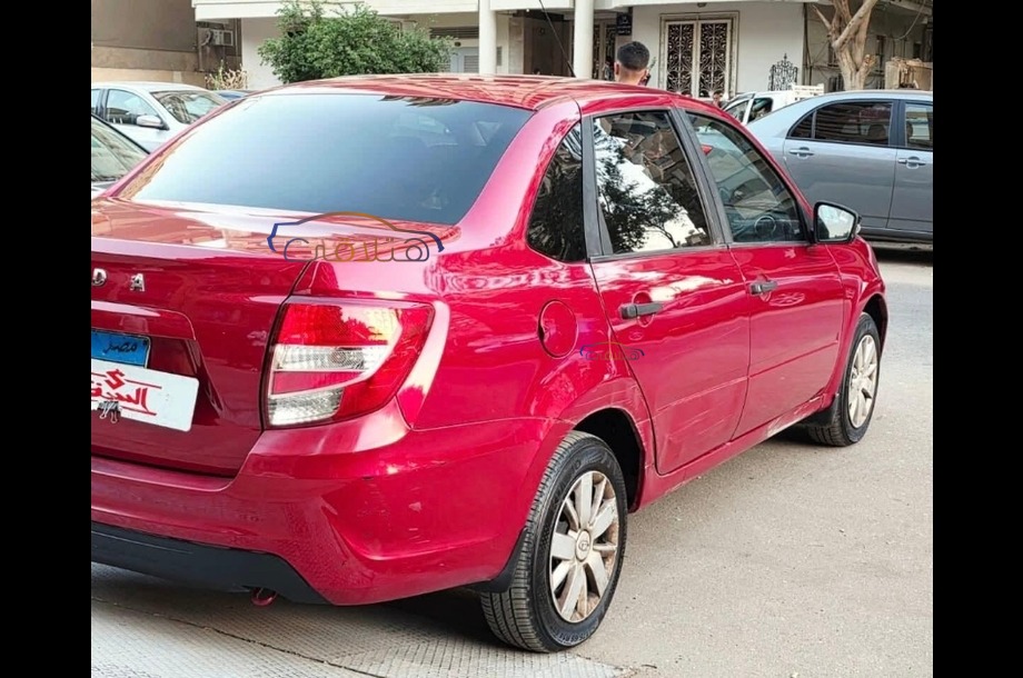 Granta Lada احمر