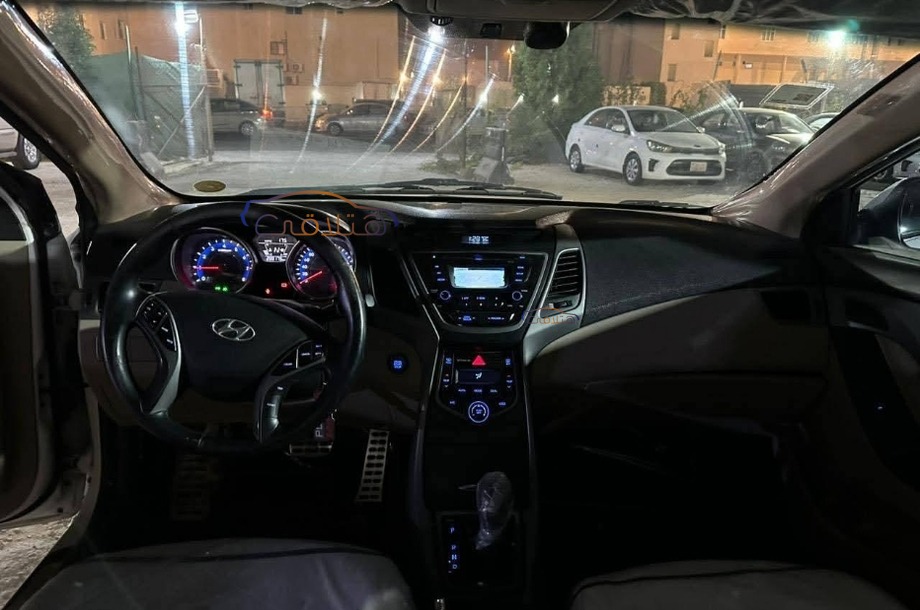 Elantra Hyundai أبيض
