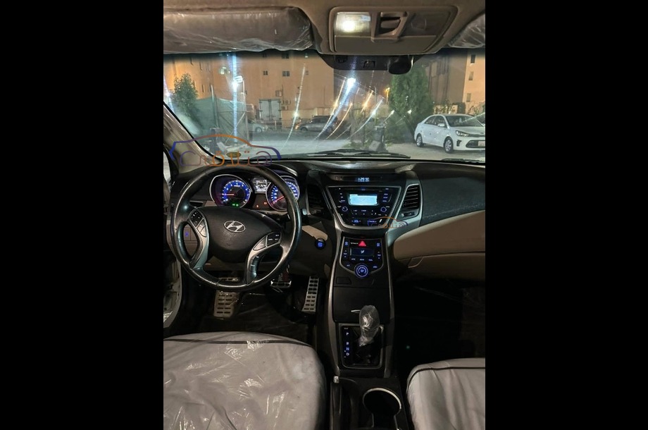 Elantra Hyundai أبيض