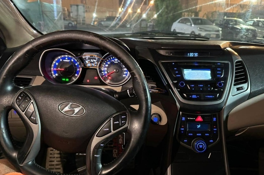 Elantra Hyundai أبيض