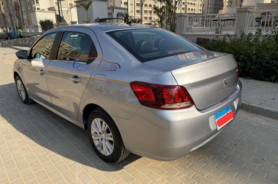 301 Peugeot فضي
