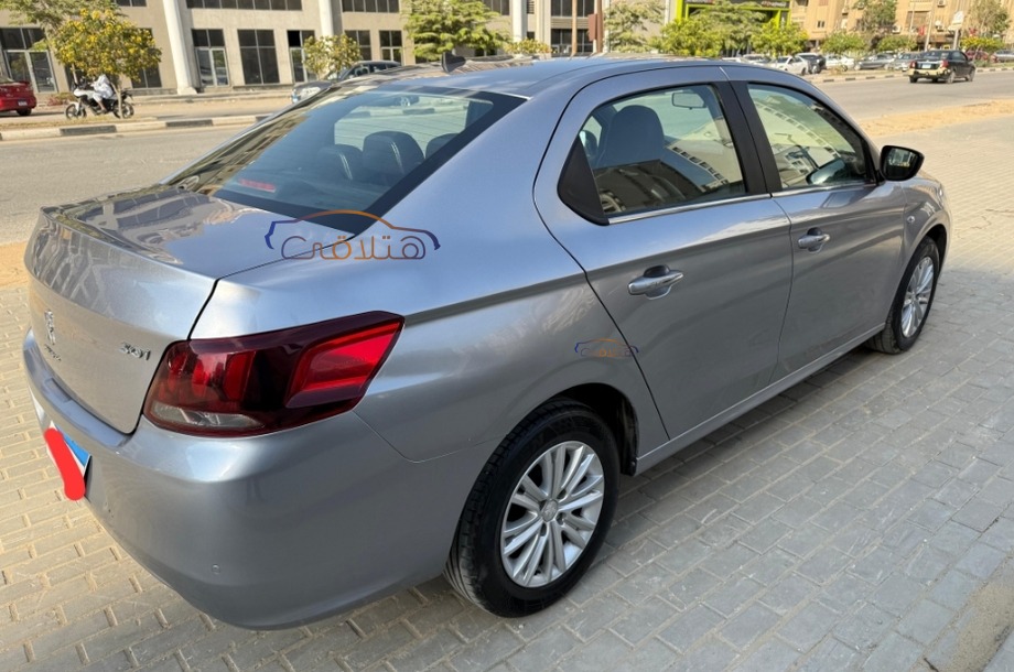 301 Peugeot فضي
