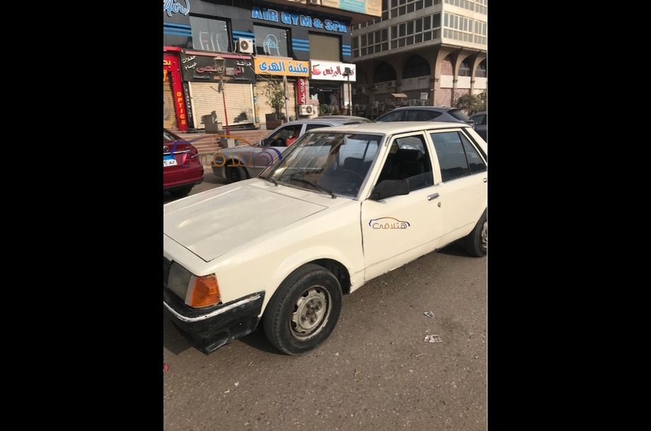 323 Mazda أبيض