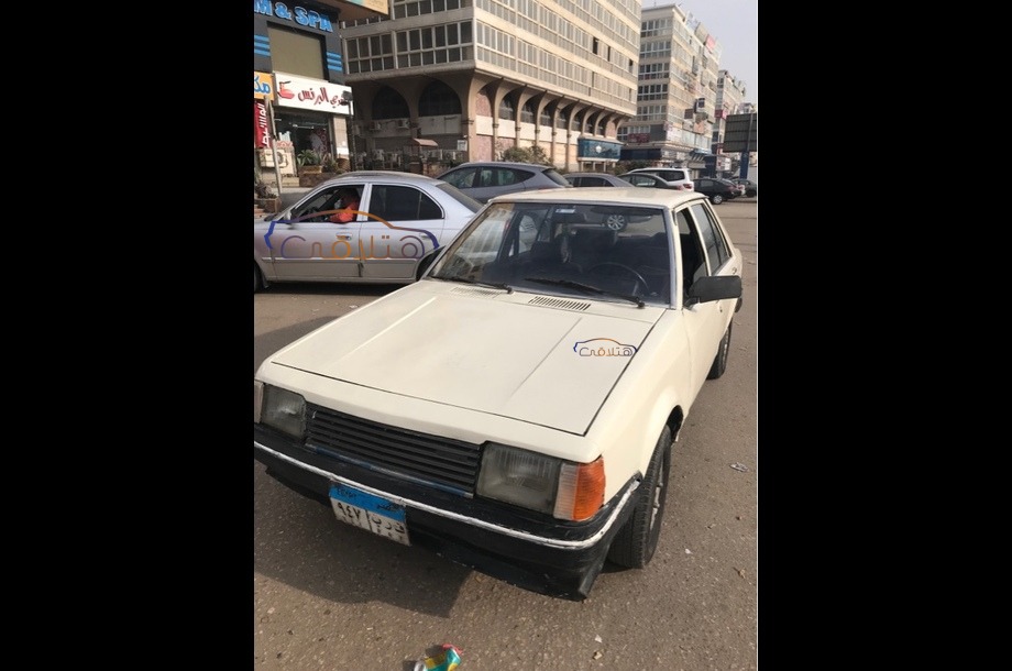 323 Mazda أبيض