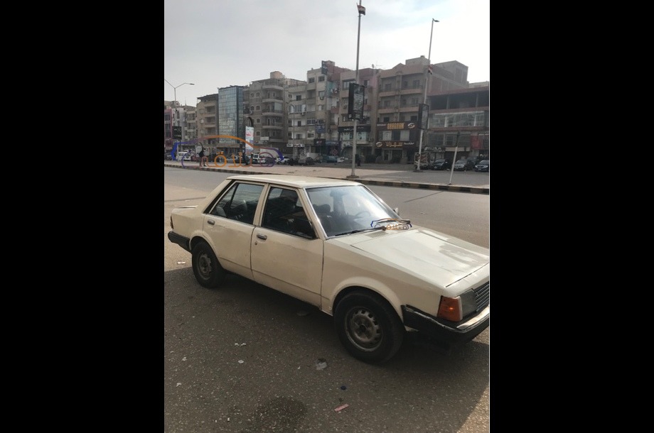 323 Mazda أبيض