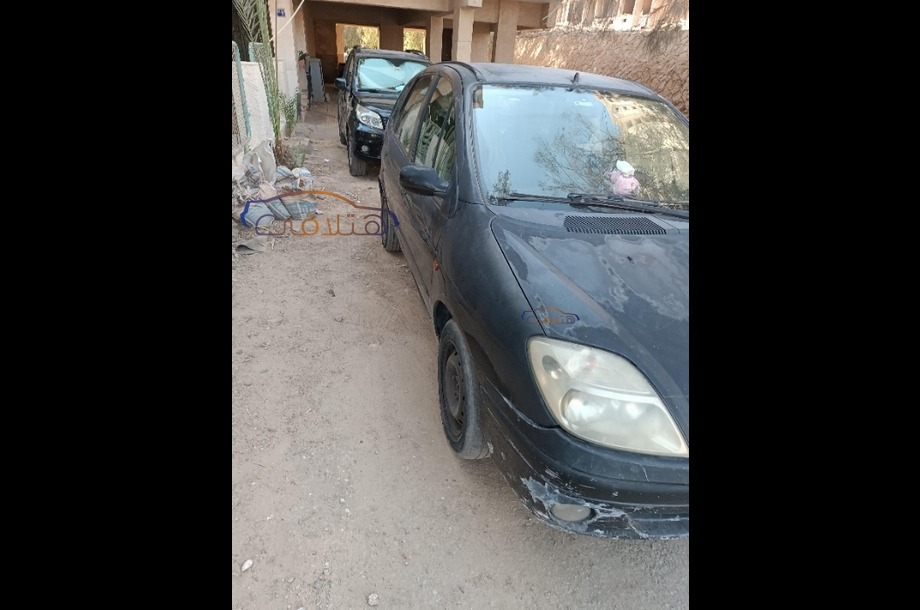 Scenic Renault أسود