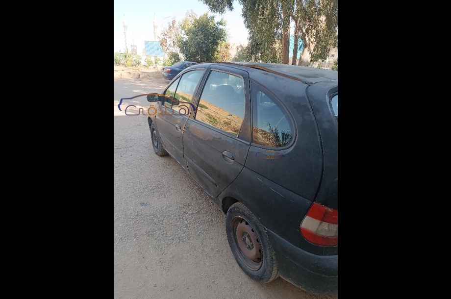 Scenic Renault أسود