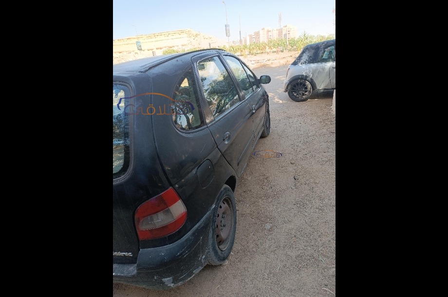Scenic Renault أسود