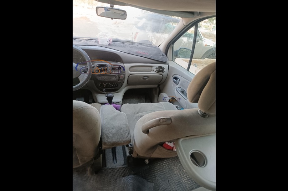 Scenic Renault أسود