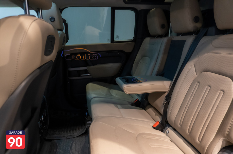 Defender Land Rover أسود