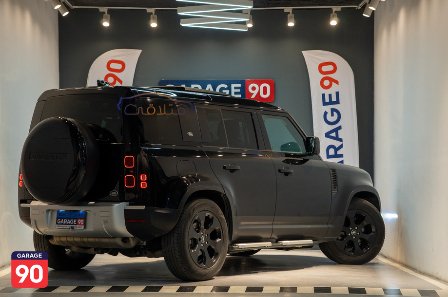 Defender Land Rover أسود
