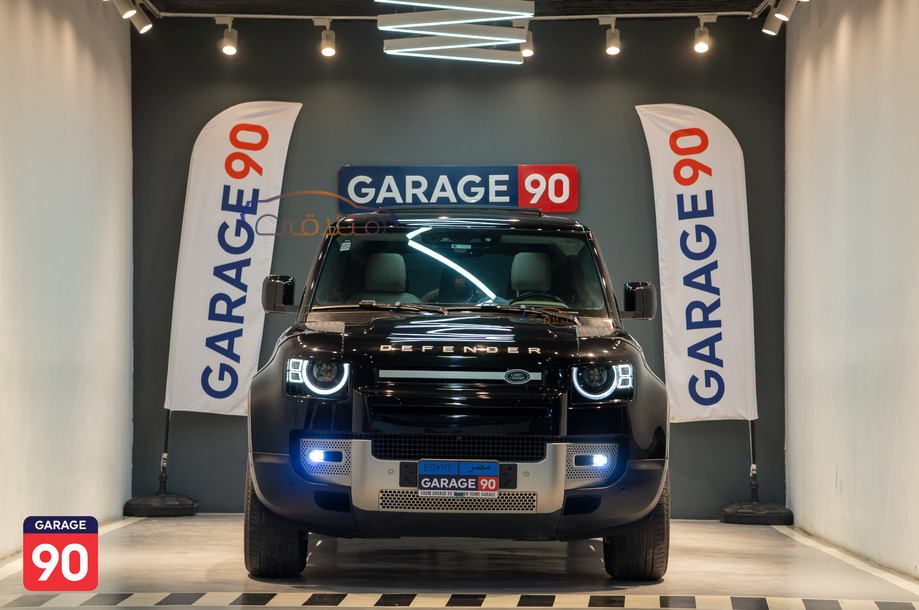 Defender Land Rover أسود